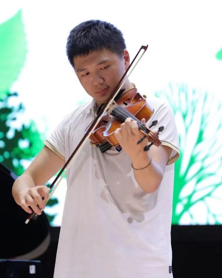 Zimo playing the viola on stage