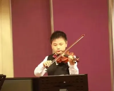 Young Zimo performing at a recital
