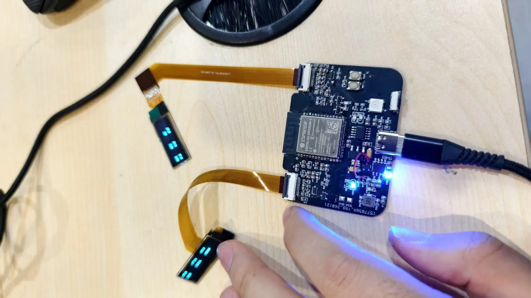Bench test of the board driving two micro-displays