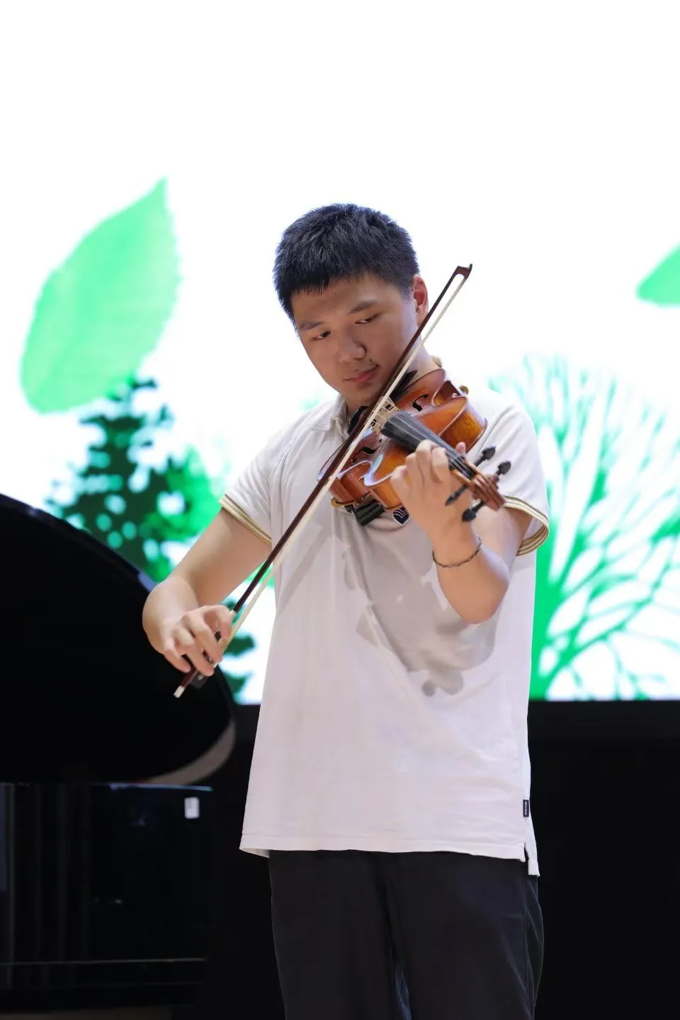 Zimo playing the viola on stage
